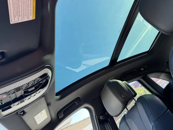 2024 Porsche Macan - Image 16 of 21