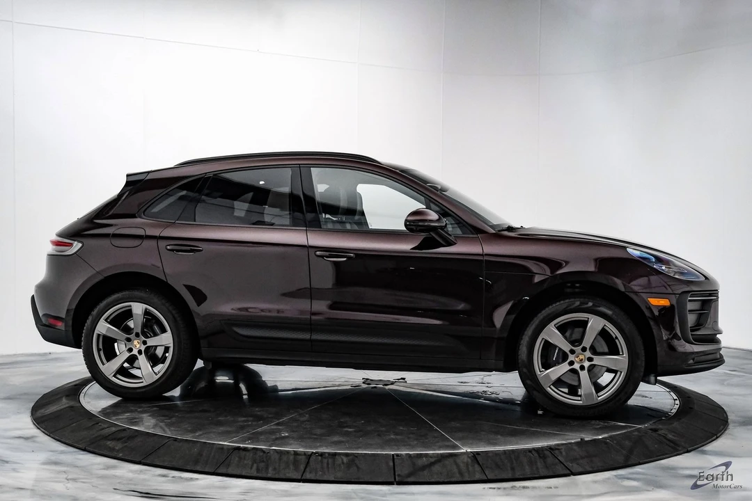 2024 Porsche Macan - Image 15 of 21