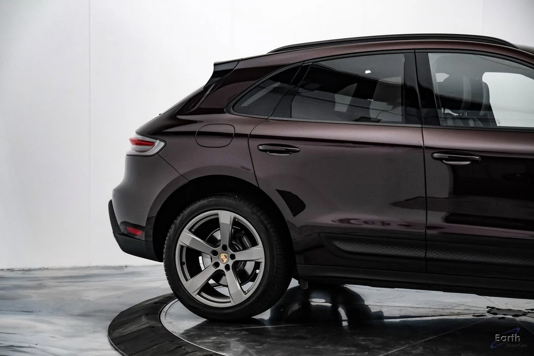 2024 Porsche Macan - Image 16 of 21