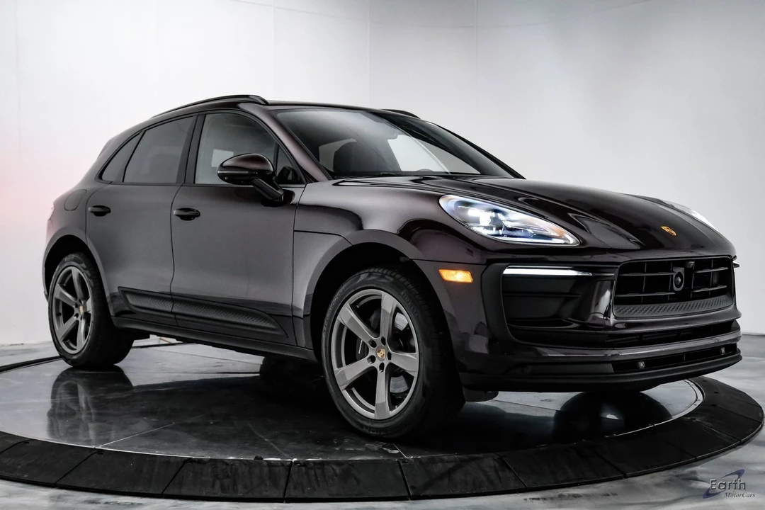 2024 Porsche Macan - Image 18 of 21