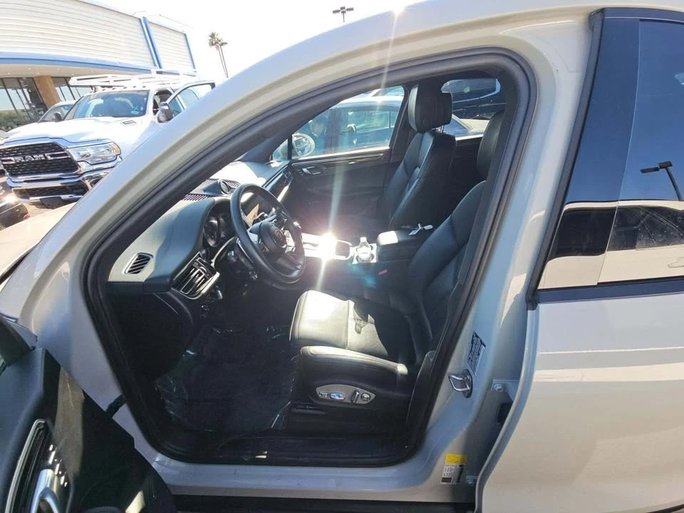 2024 Porsche Macan - Image 2 of 11