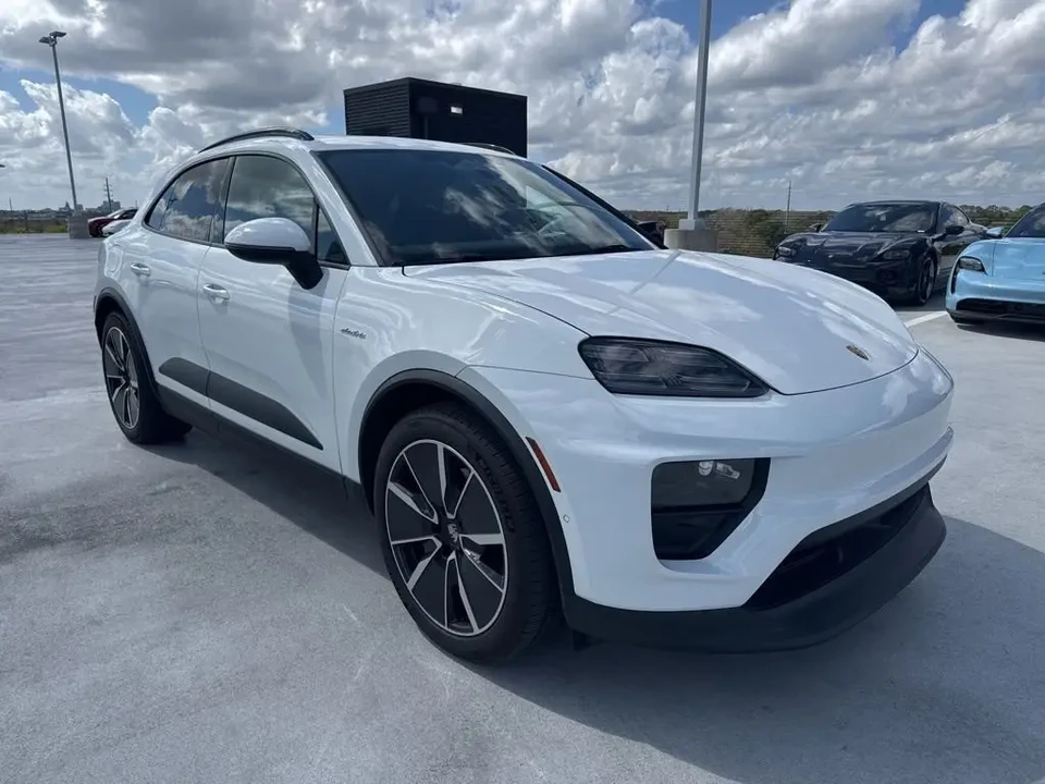 2024 Porsche Macan Electric - Image 4 of 9