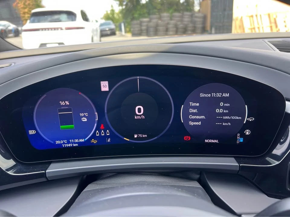 2024 Porsche Macan Electric - Image 18 of 18