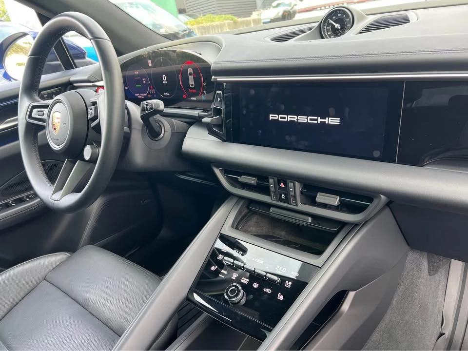 2024 Porsche Macan Electric - Image 16 of 18