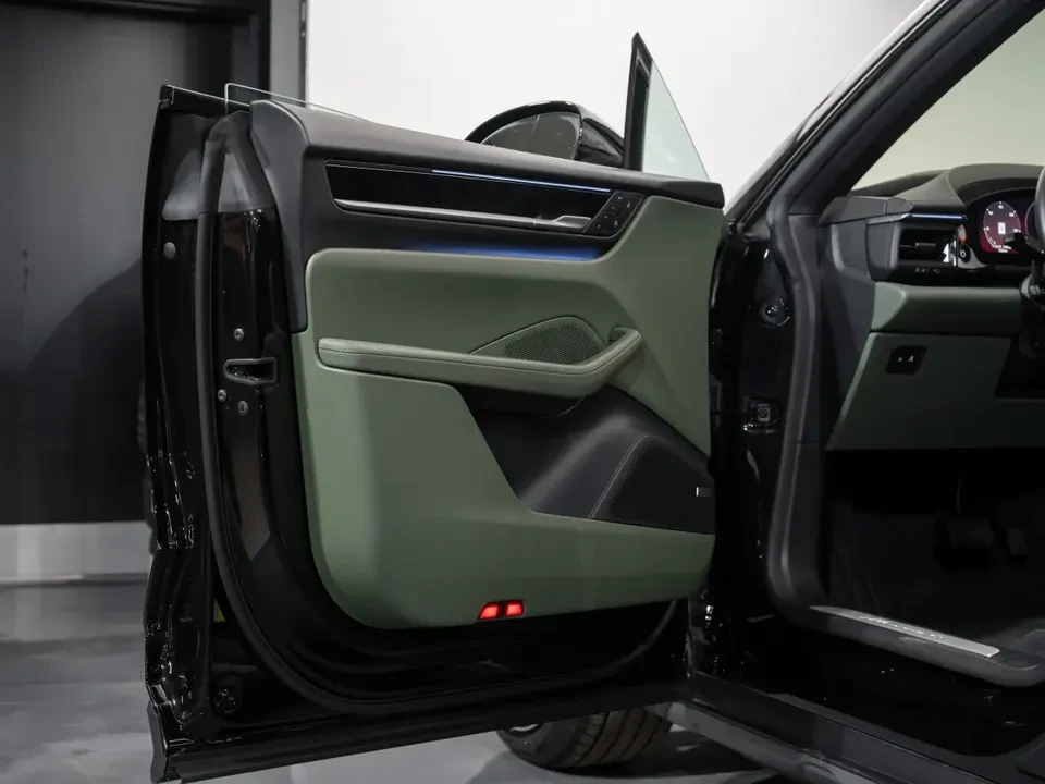2024 Porsche Macan Electric - Image 17 of 20