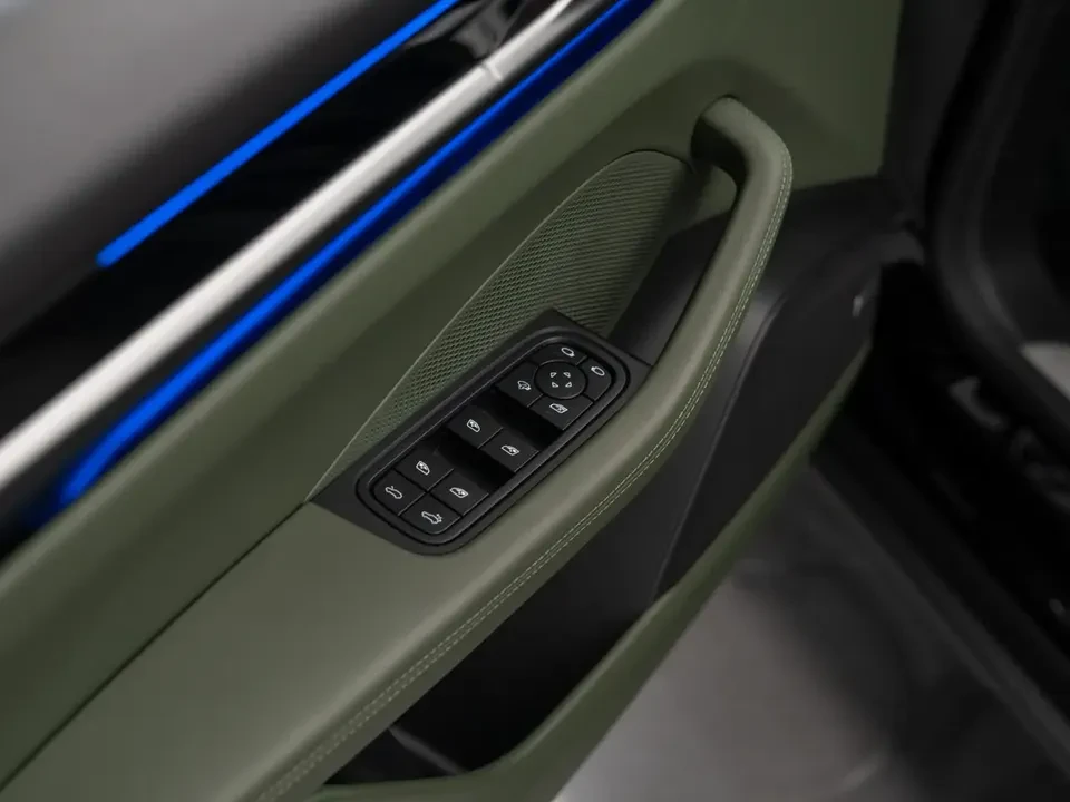 2024 Porsche Macan Electric - Image 19 of 20