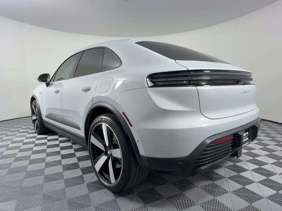 2024 Porsche Macan - Image 24 of 30