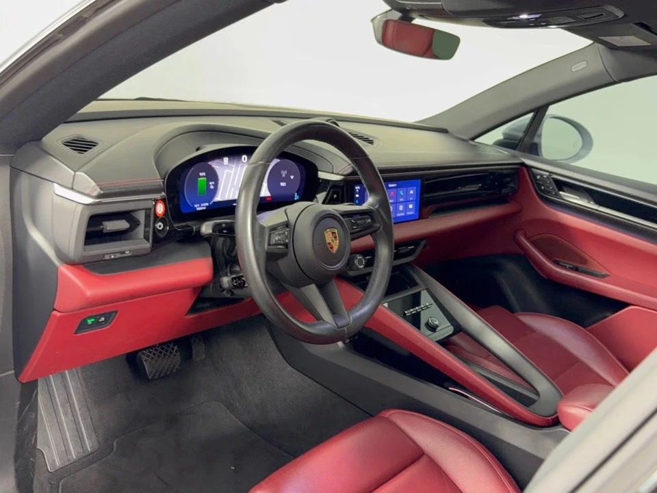 2024 Porsche Macan - Image 28 of 30