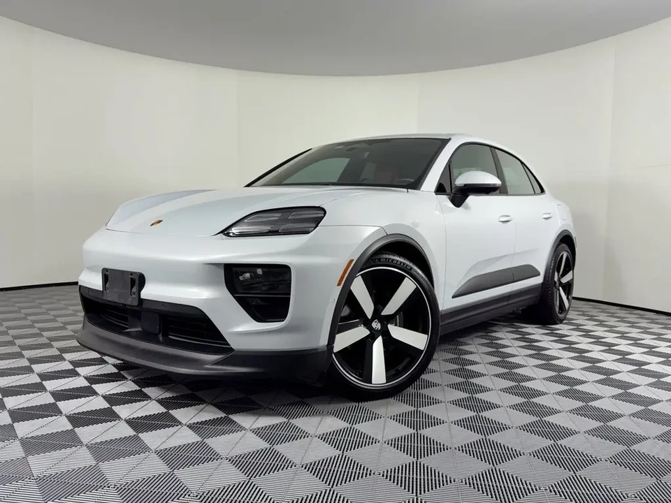 2024 Porsche Macan - Image 8 of 30