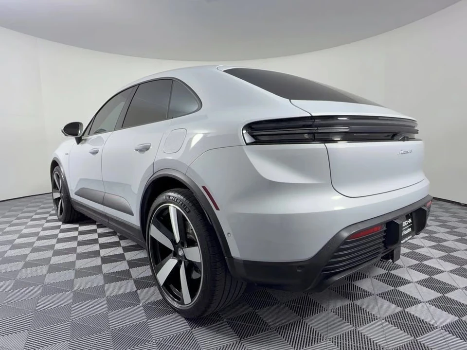 2024 Porsche Macan - Image 20 of 30