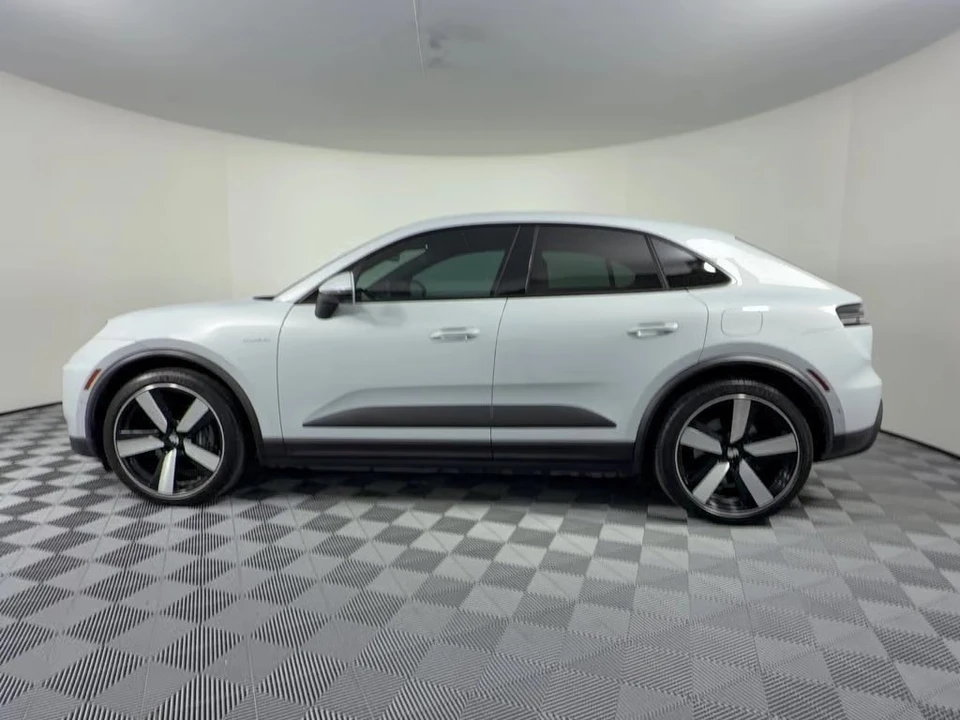 2024 Porsche Macan - Image 12 of 30