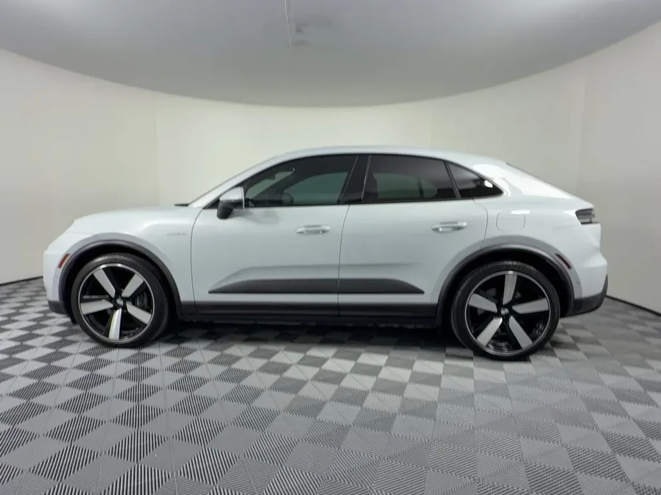 2024 Porsche Macan - Image 16 of 30