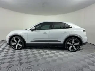 2024 Porsche Macan - Image 13 of 30