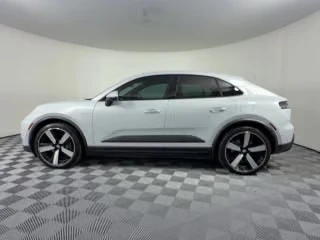 2024 Porsche Macan - Image 9 of 30