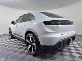 2024 Porsche Macan - Image 17 of 30