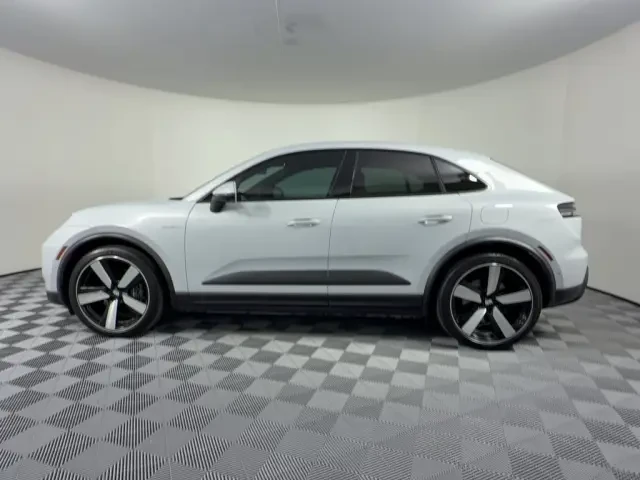 2024 Porsche Macan - Image 14 of 30