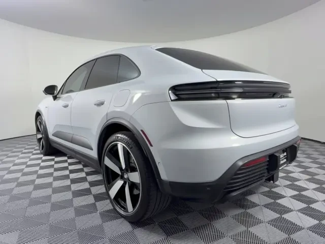 2024 Porsche Macan - Image 22 of 30