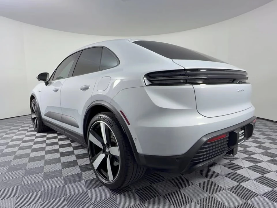 2024 Porsche Macan - Image 19 of 30