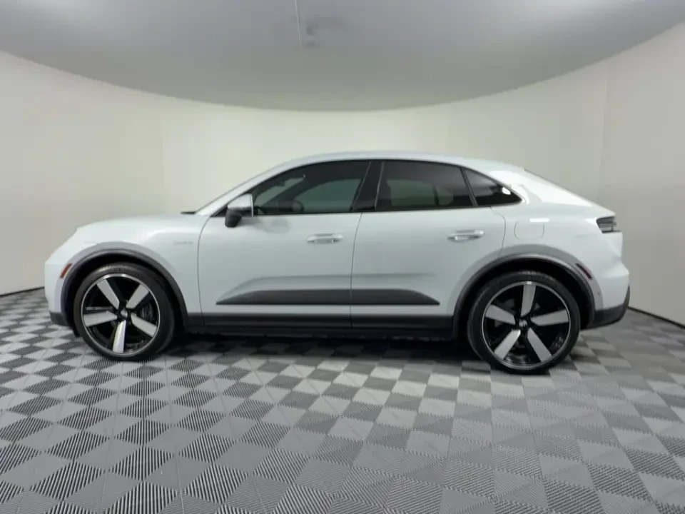 2024 Porsche Macan - Image 15 of 30