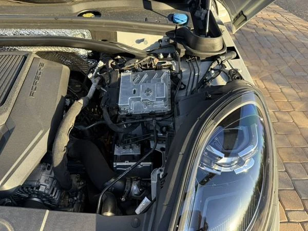 2024 Porsche Macan - Image 15 of 17