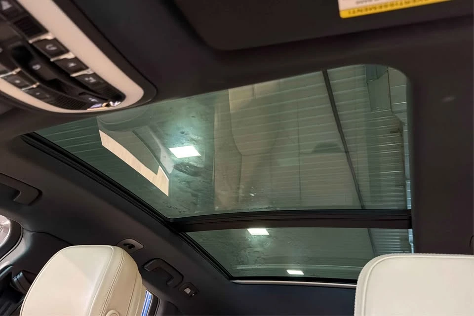 2024 Porsche Macan - Image 17 of 20