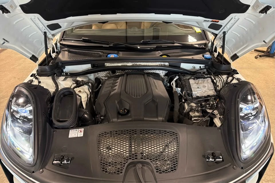 2024 Porsche Macan - Image 9 of 20