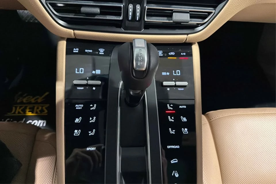 2024 Porsche Macan - Image 18 of 20