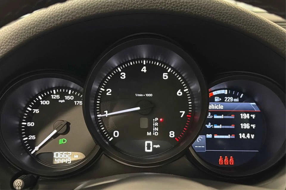2024 Porsche Macan - Image 16 of 20