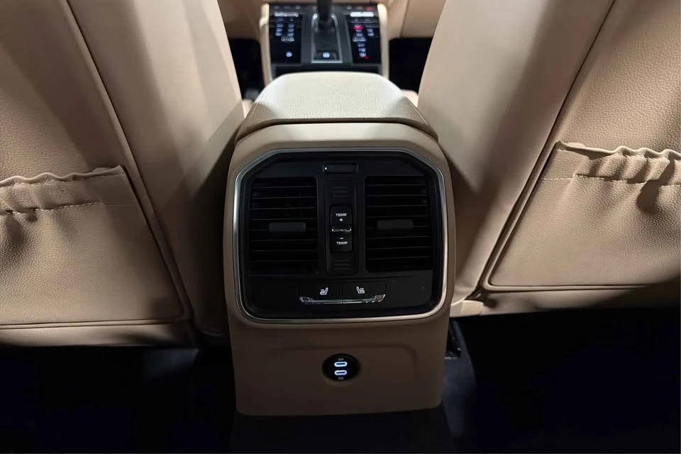 2024 Porsche Macan - Image 15 of 20