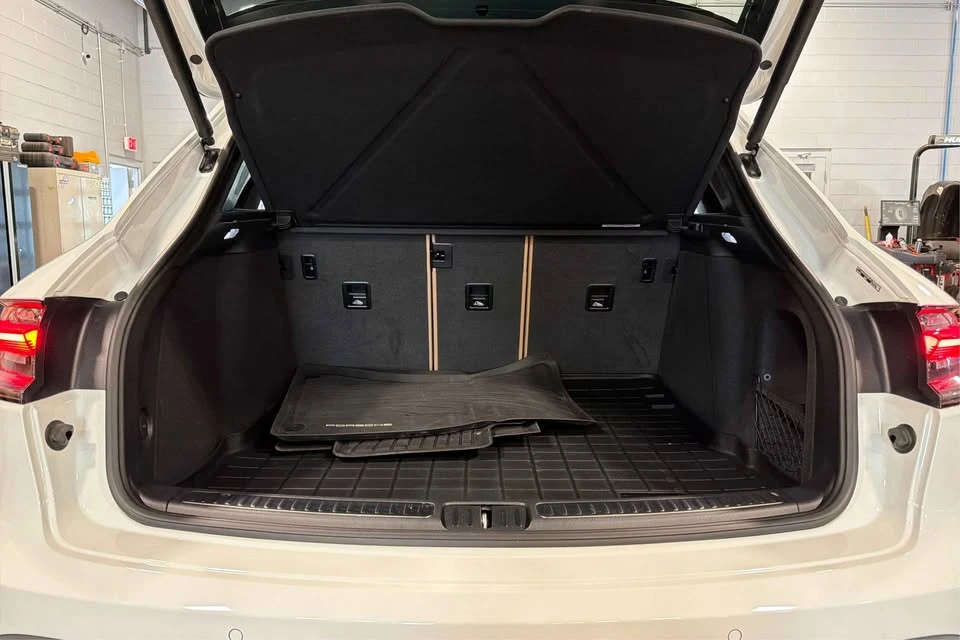 2024 Porsche Macan - Image 10 of 20