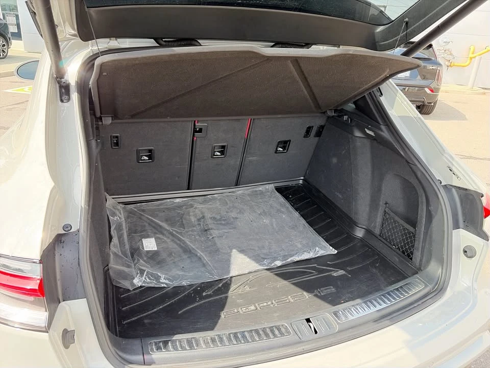 2024 Porsche Macan - Image 15 of 15