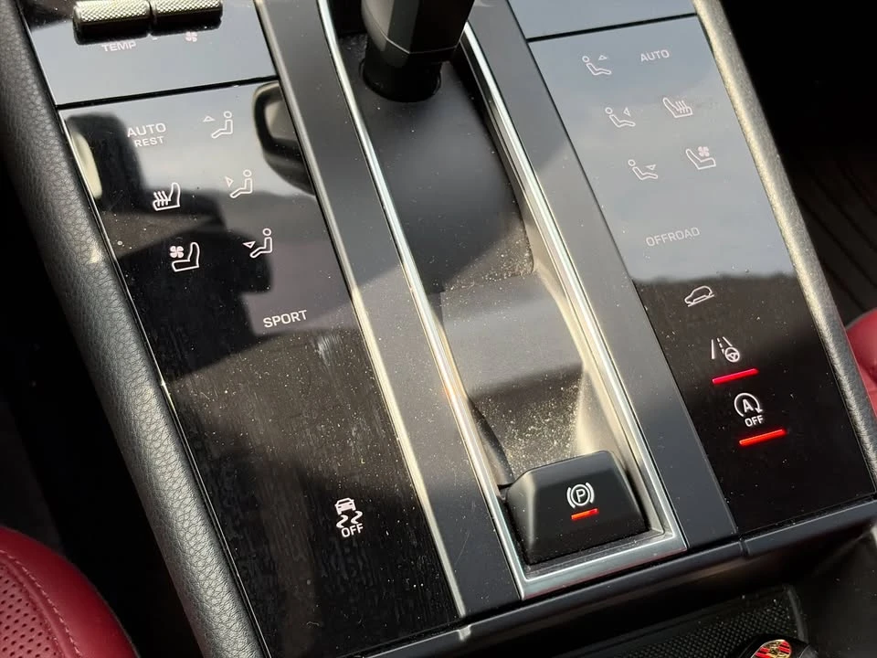 2024 Porsche Macan - Image 9 of 15