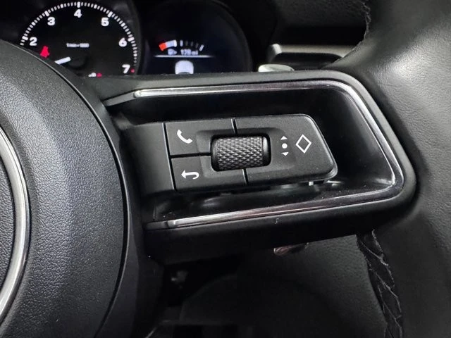 2024 Porsche Macan - Image 29 of 31