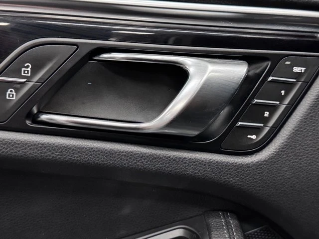 2024 Porsche Macan - Image 19 of 31