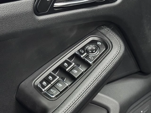 2024 Porsche Macan - Image 20 of 31