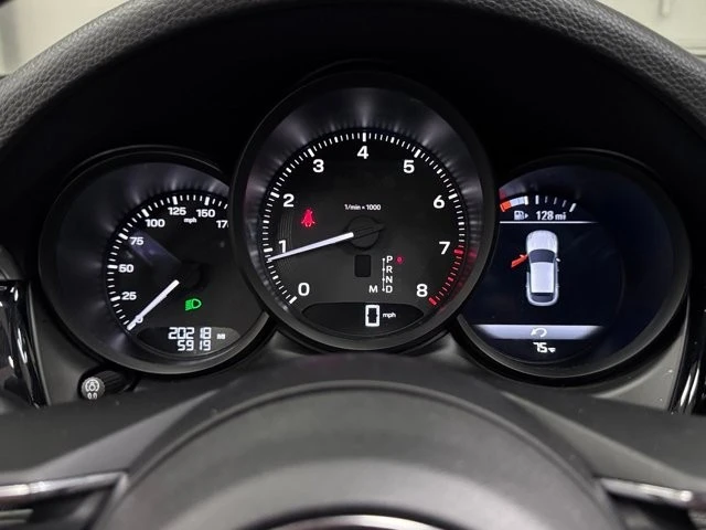 2024 Porsche Macan - Image 26 of 31