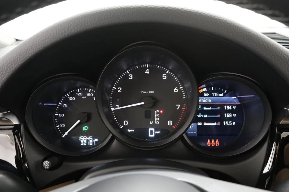 2024 Porsche Macan - Image 15 of 19