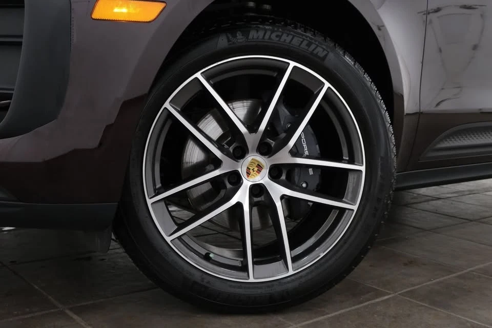 2024 Porsche Macan - Image 2 of 19
