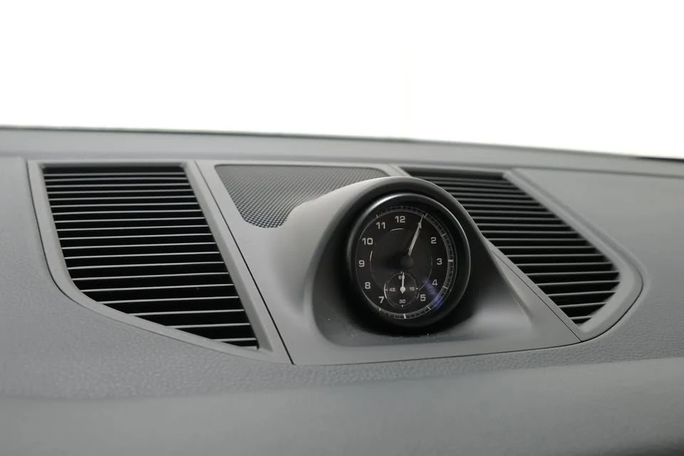 2024 Porsche Macan - Image 16 of 19