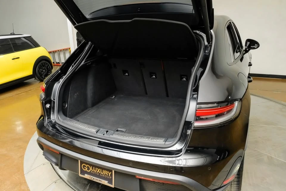 2024 Porsche Macan - Image 17 of 20