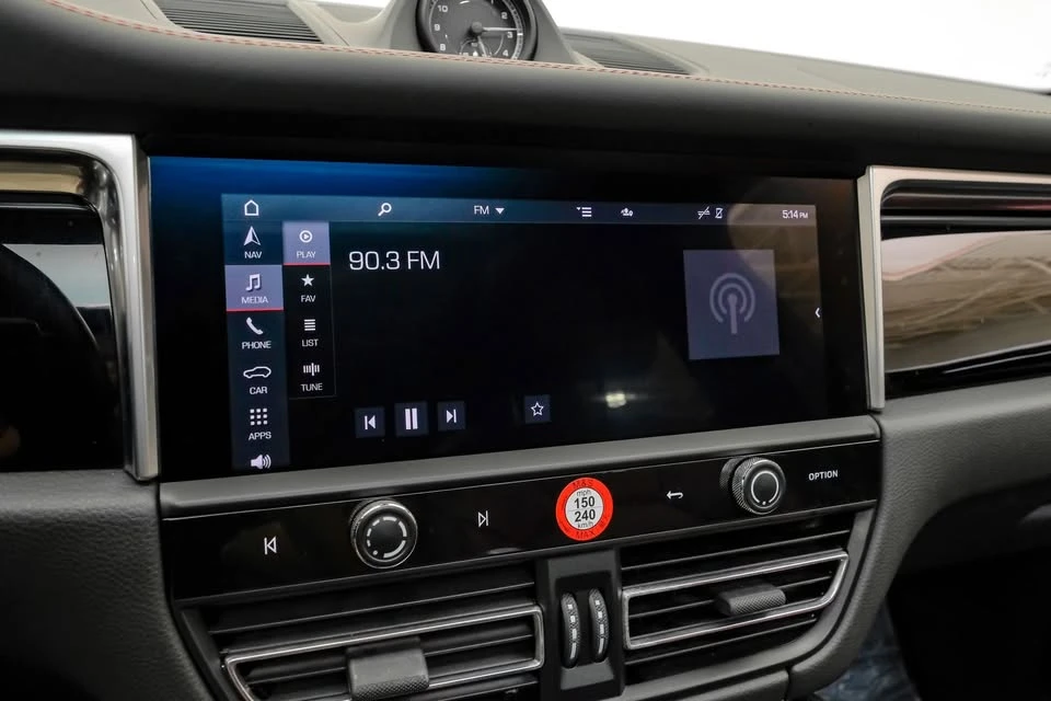 2024 Porsche Macan - Image 16 of 20
