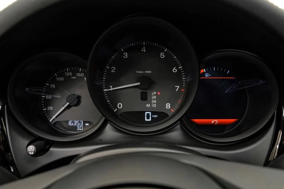2024 Porsche Macan - Image 18 of 20