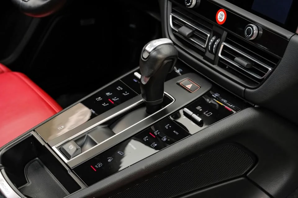 2024 Porsche Macan - Image 2 of 20