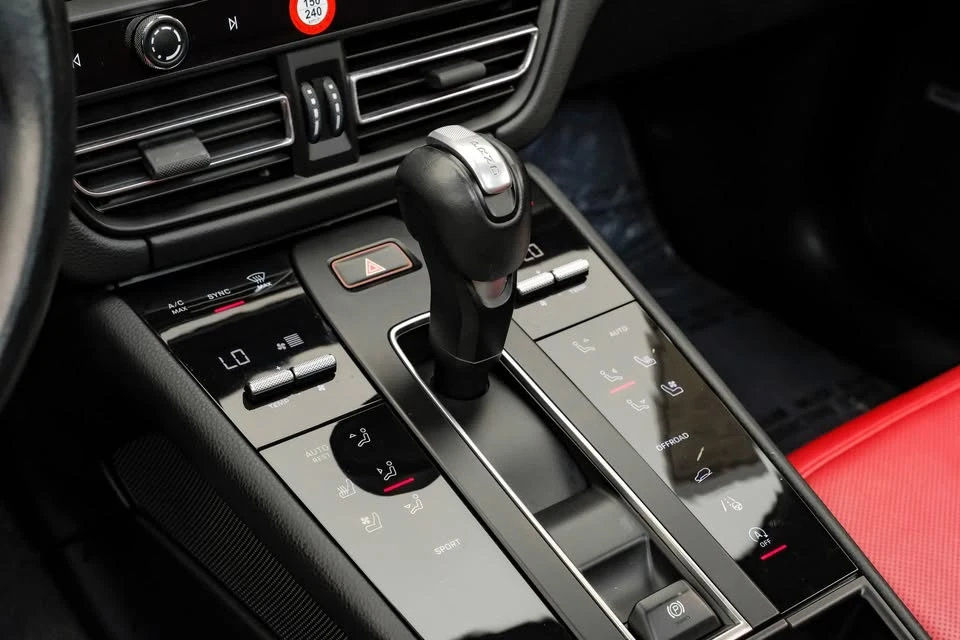 2024 Porsche Macan - Image 7 of 20