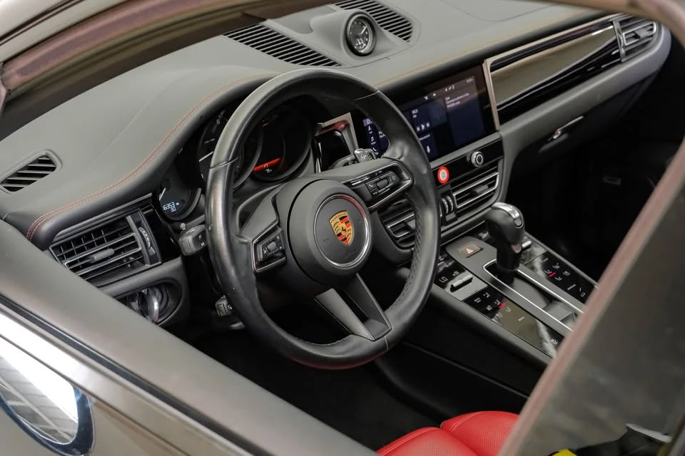 2024 Porsche Macan - Image 17 of 20
