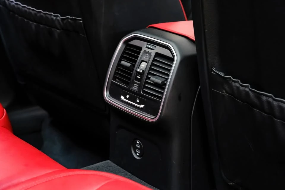 2024 Porsche Macan - Image 11 of 20