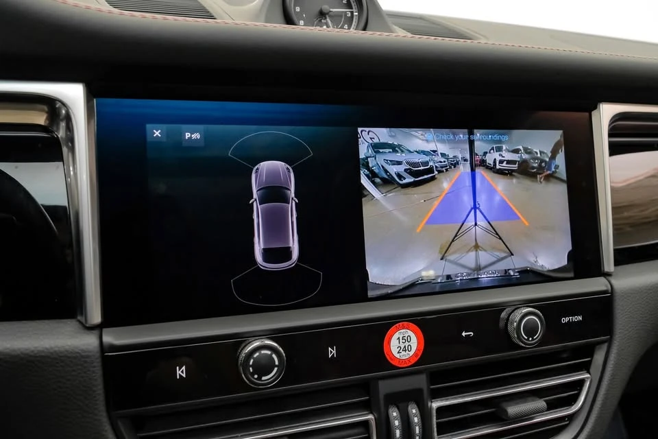 2024 Porsche Macan - Image 17 of 20