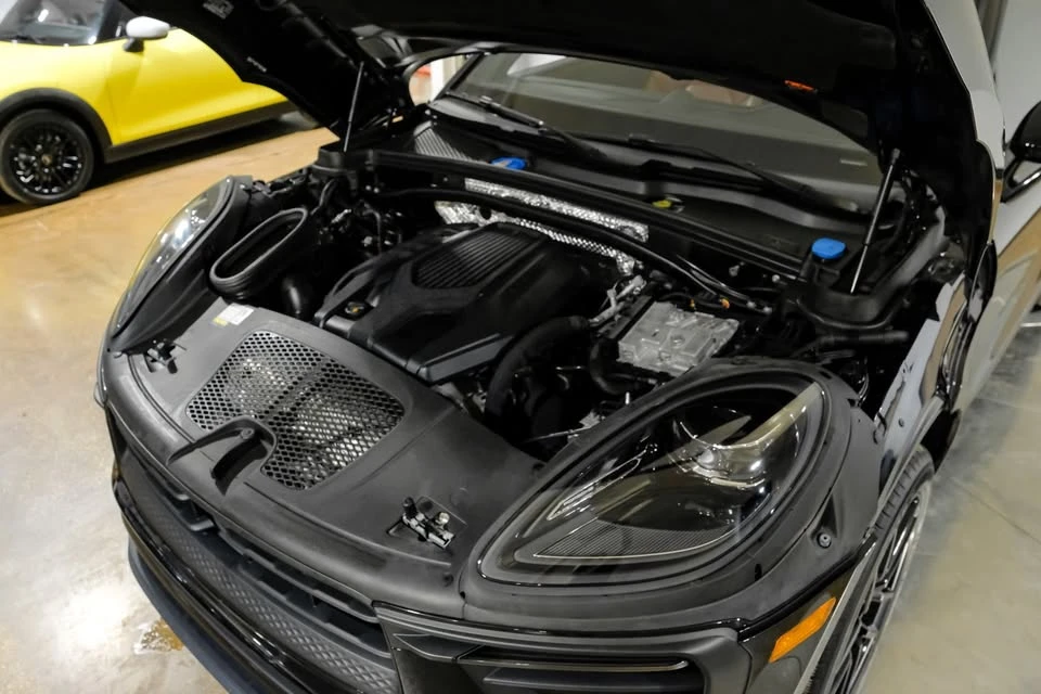 2024 Porsche Macan - Image 12 of 20