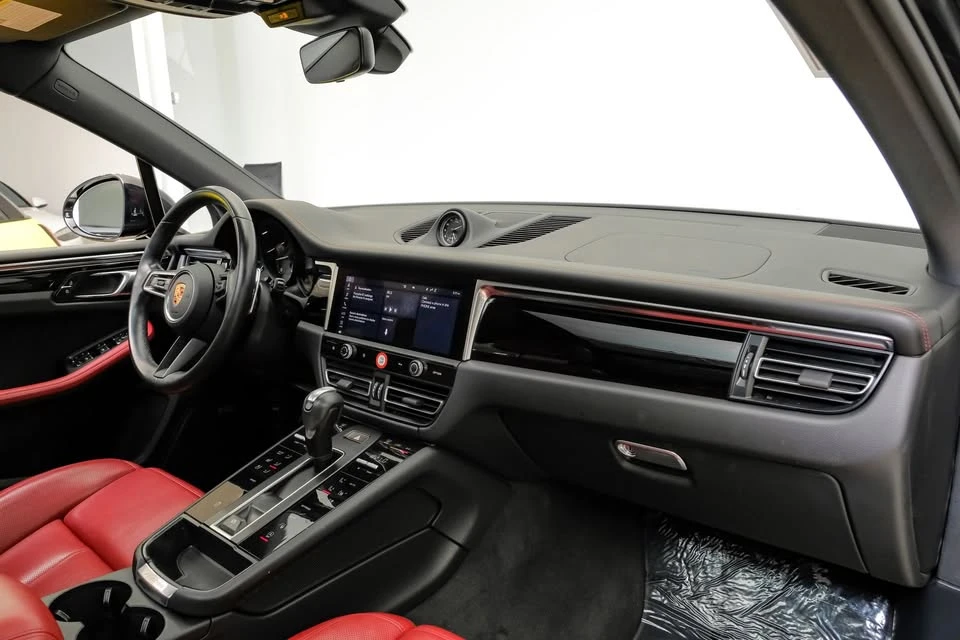 2024 Porsche Macan - Image 18 of 20