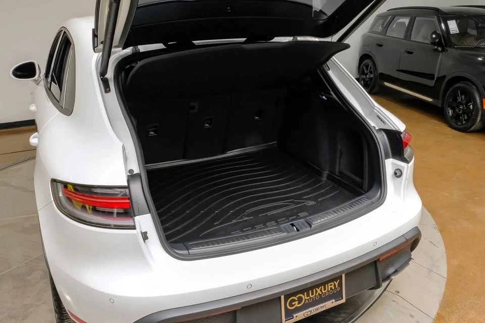 2024 Porsche Macan - Image 11 of 20